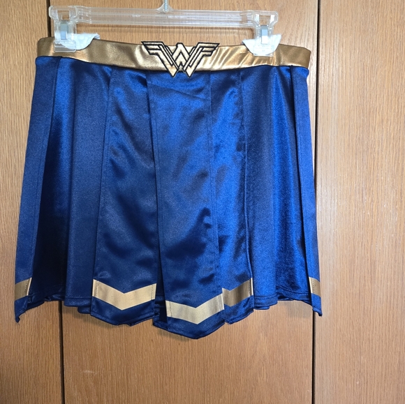 Wonder Woman 1984 Costume with wig & Accessories, Adult - Picture 5 of 13